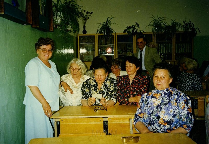 KKE 4579.jpg - Zjazd absolwentów (1954). Koleżanki Weroniki Kurmin (z domu Wojnicz), Wilno, 1999 r.